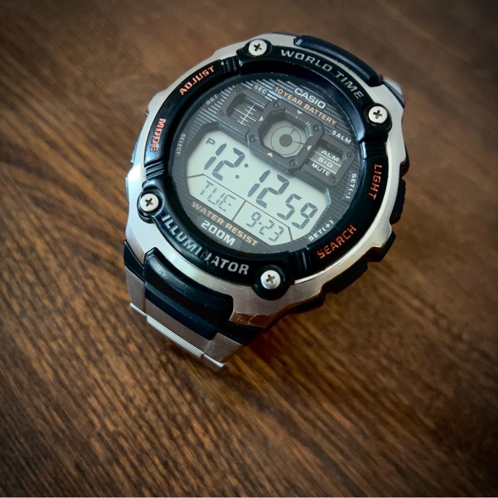 Casio AE2000W Digital Watch with Metal Band EUC - Picture 2 of 9